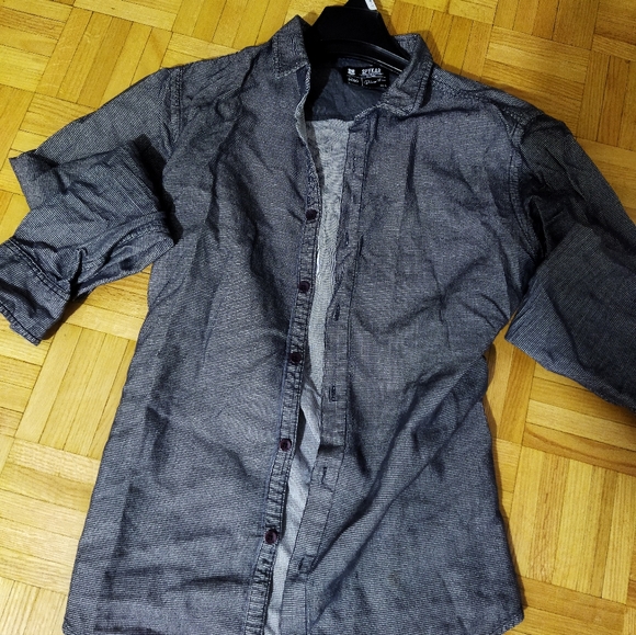 Hi Im selling couple of shirts and t shirts Size Medium.... - Picture 2 of 8